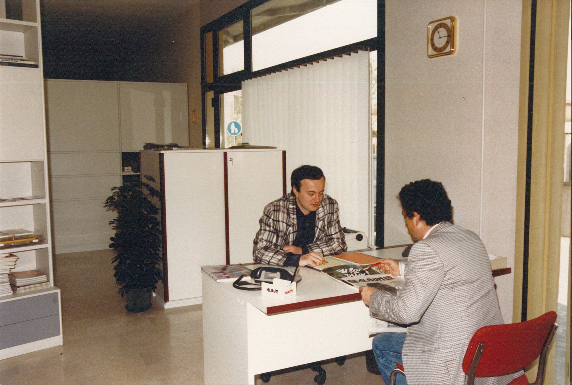 Ricevimento di un cliente in studio nel 1988