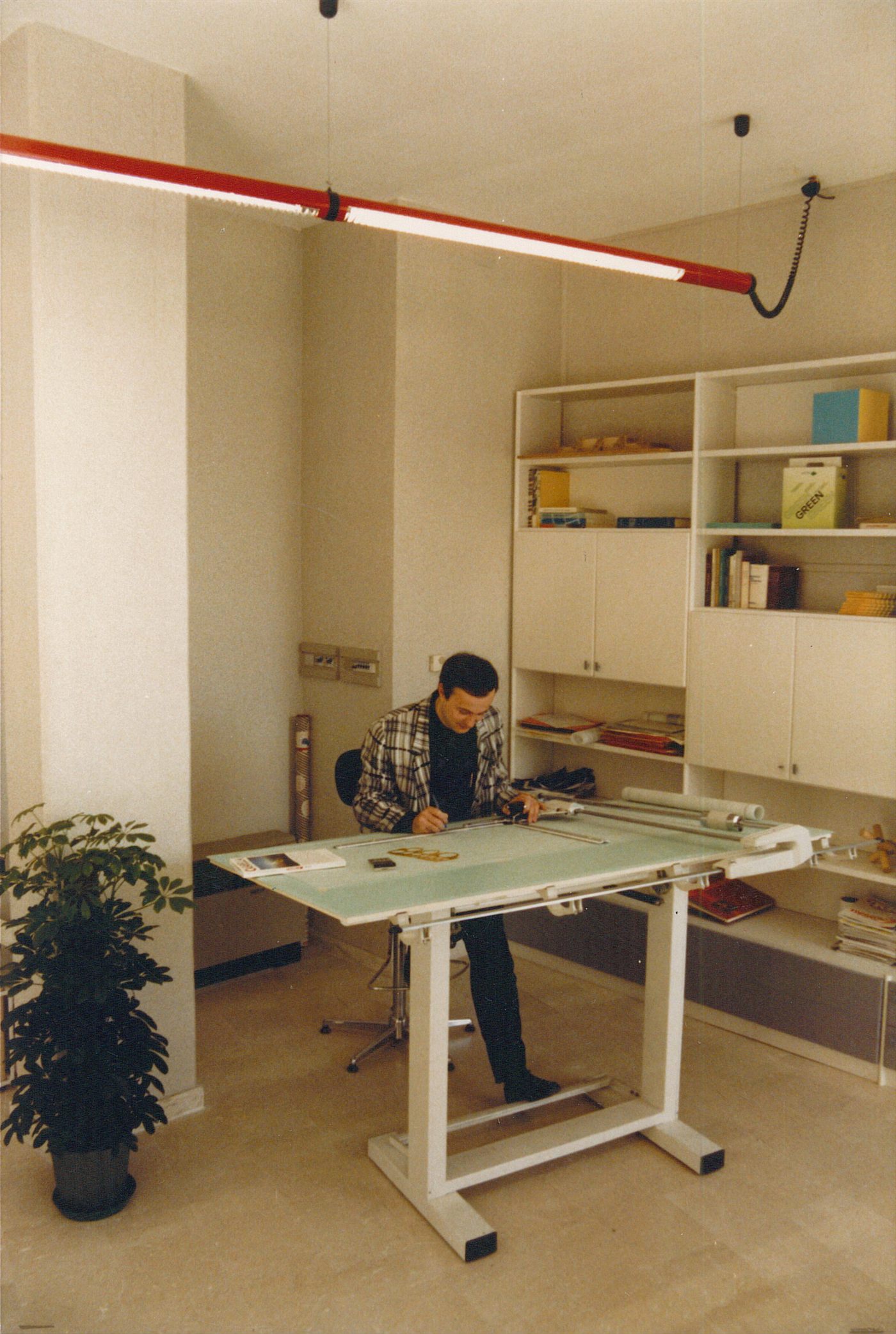 Lavoro al tecnigrafo nello studio visuAle, 1988