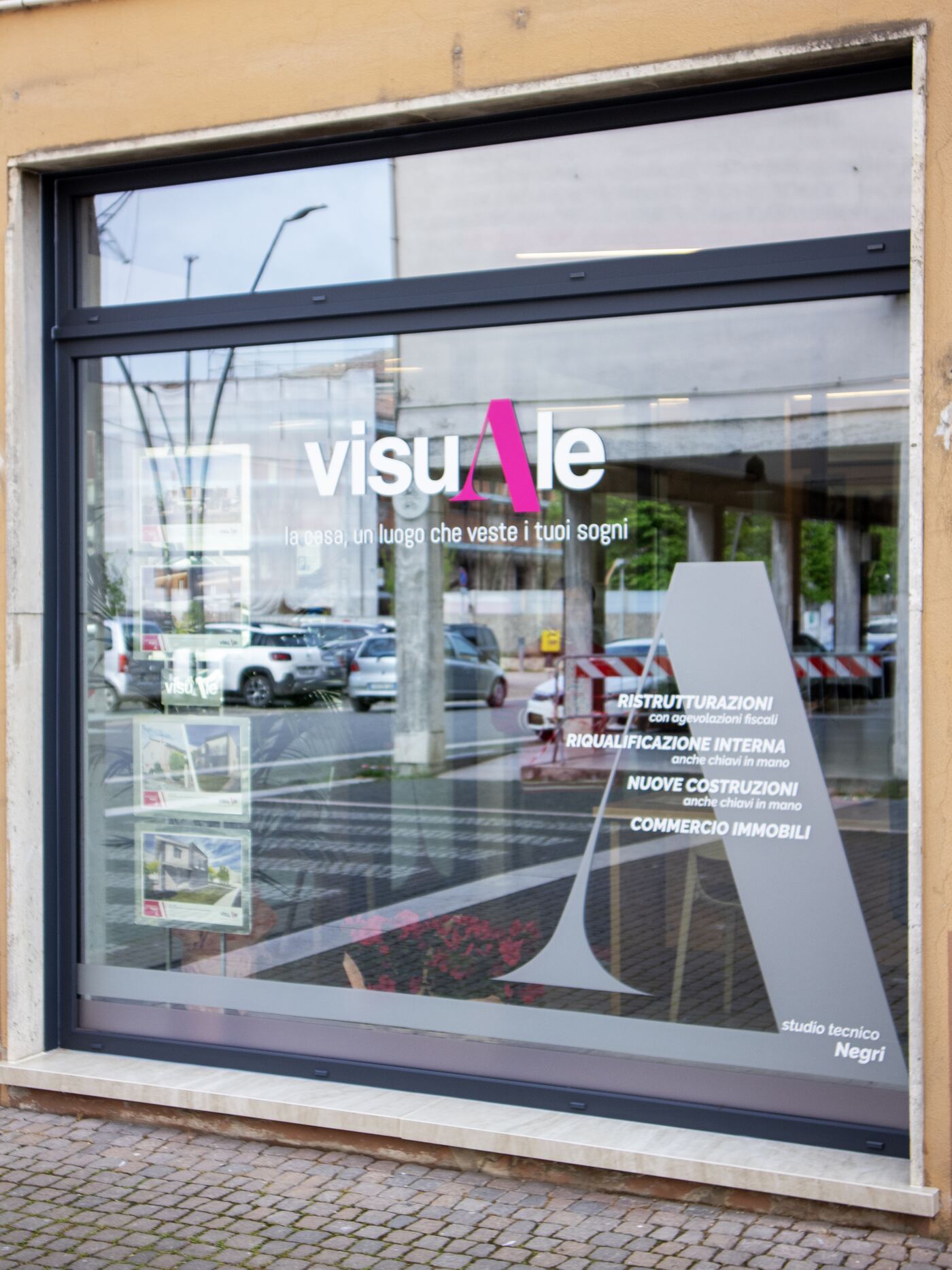 La vetrina dello studio visuAle in Via Matteotti 32 con i servizi offerti